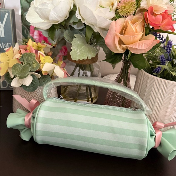 🆕🍡 BATH & BODY WORKS LIMITED EDITION “SWEETEST SONG” CANDY STRIPED COSMETIC BAG - Picture 7 of 9